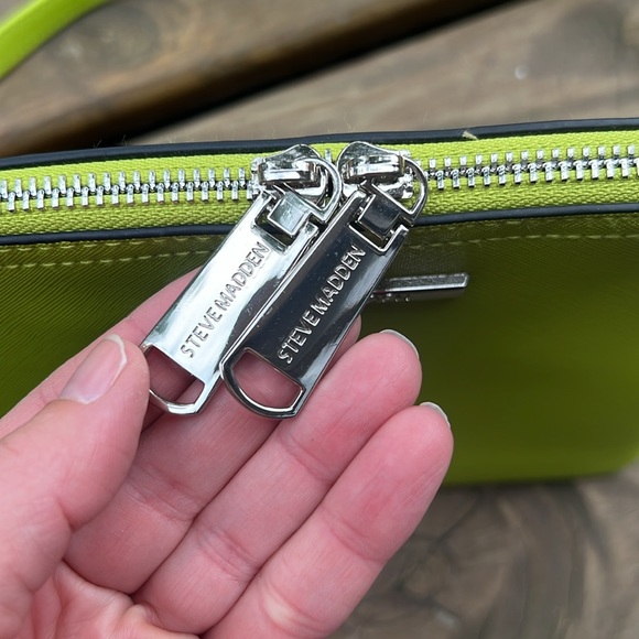 💚💚 Steve Madden lime green crossbody bag nearly excellent condition - Picture 9 of 11
